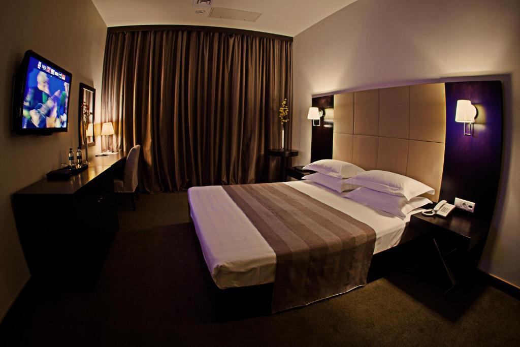 Voyage Hotel Karagandy Zimmer foto