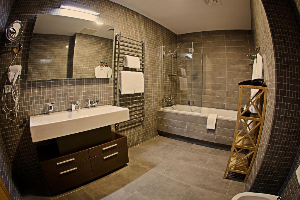 Voyage Hotel Karagandy Zimmer foto